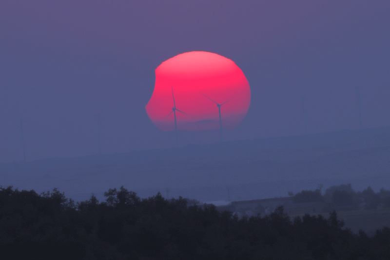 coucher devant des éoliennes