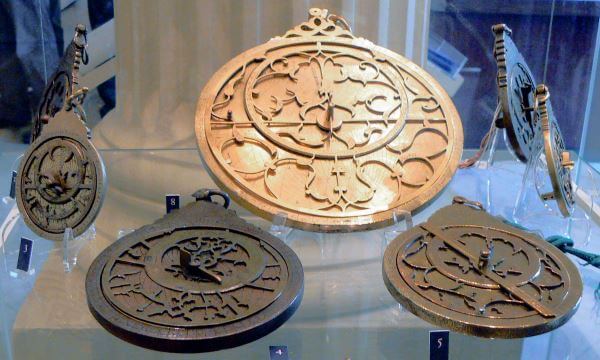 Découvrir les astrolabes