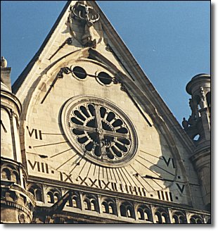 Cadran sur le tympan de l'église