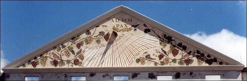 Fronton du bâtiment principal orné d'un grand cadran solaire en mosaïque