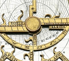 Détail d'un astrolabe moderne en cuivre et argent, datant de 1920